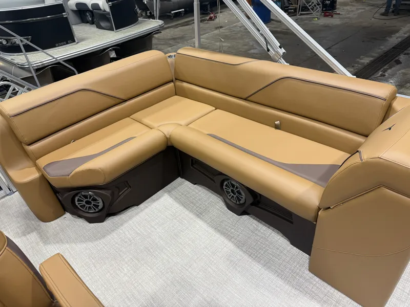 Slide: The Image of Tahoe Sport 100HP CRB 2180 Cruise Rear Bench 2026 - 23