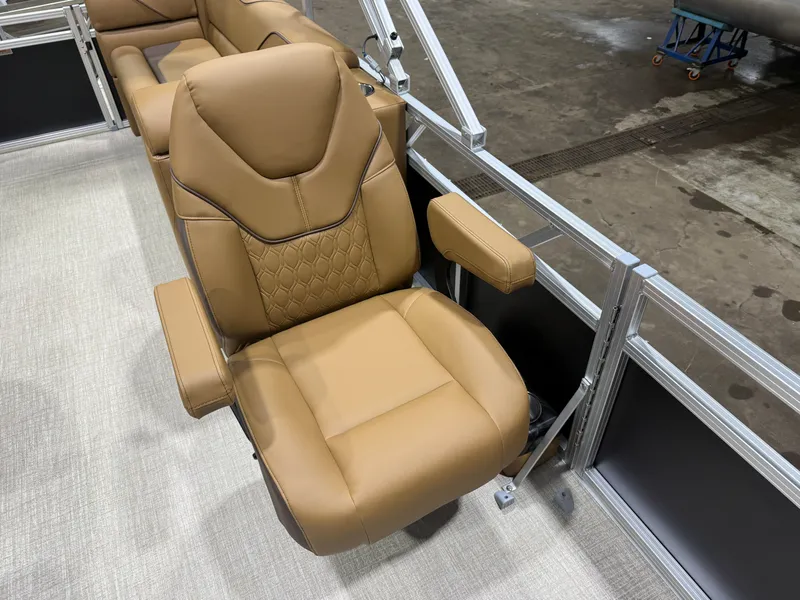 Slide: The Image of Tahoe Sport 115HP 2380 Quad Lounge 2026 - 10