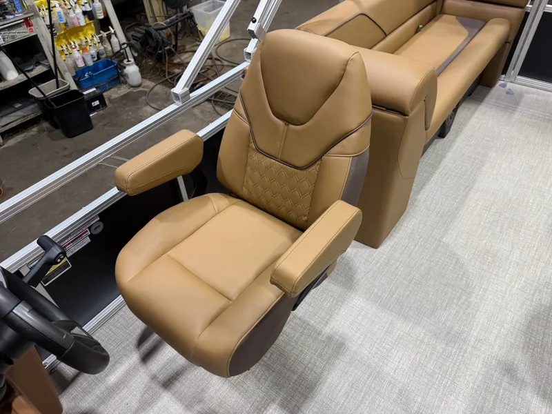 Slide: The Image of Tahoe Sport 115HP 2380 Quad Lounge 2026 - 12