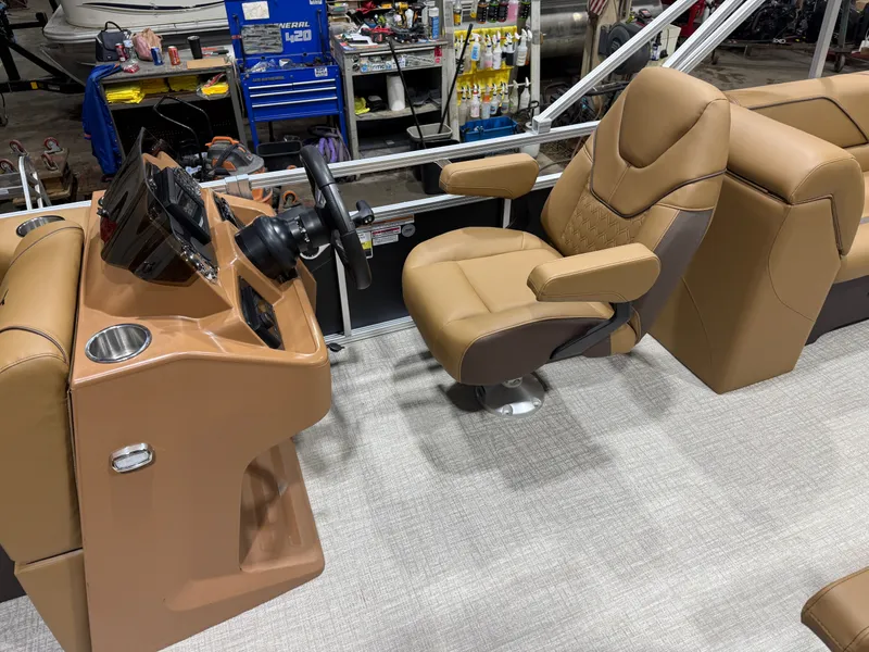 Slide: The Image of Tahoe Sport 2380 Quad Lounge & Honda 4-Stroke EFI 2026 - 11