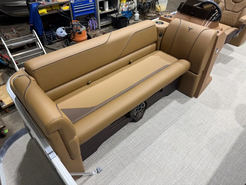 Slide: The Image of Tahoe Sport 2380 Quad Lounge & Honda 4-Stroke EFI 2026 - 8