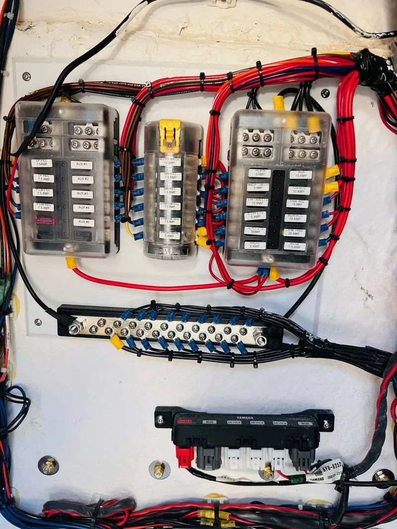 Slide: The Image of Skeeter SX2350 2026 - 12