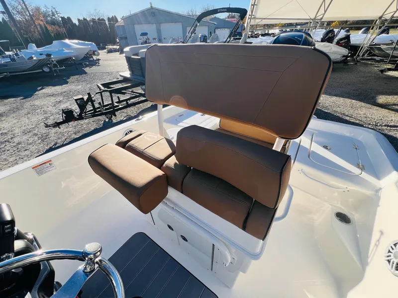 Slide: The Image of Skeeter SX2350 2026 - 14