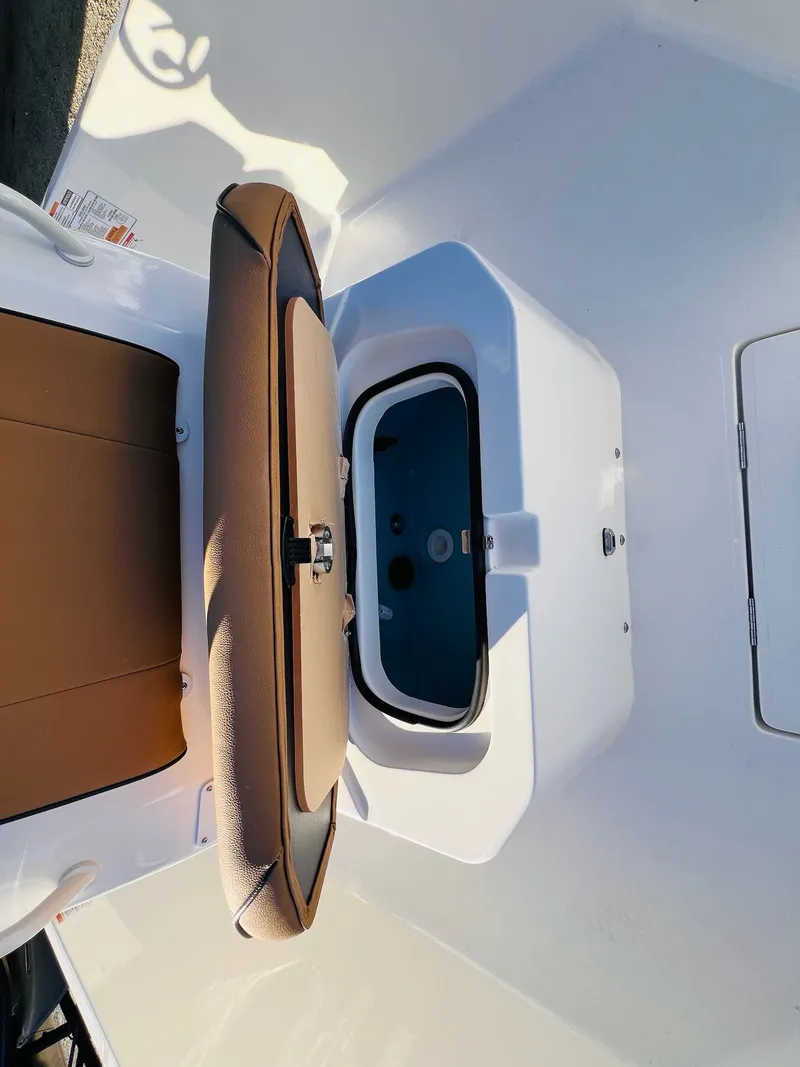 Slide: The Image of Skeeter SX2350 2026 - 28