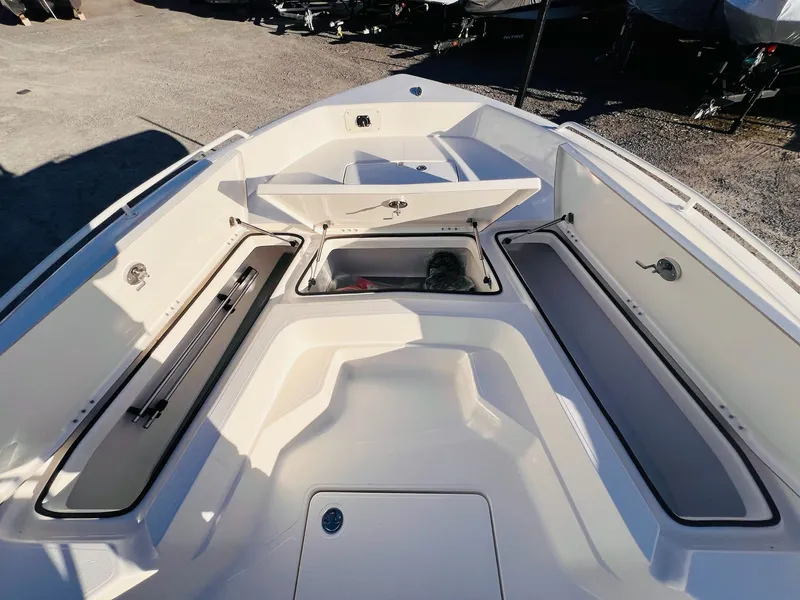 Slide: The Image of Skeeter SX2350 2026 - 38