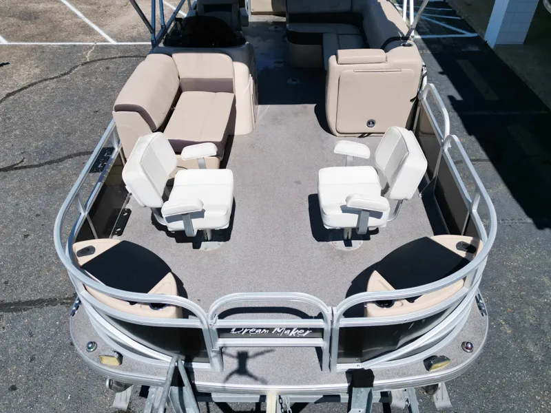 Slide: The Image of Sun Tracker FISHIN BARGE 22DLX 2018 - 15