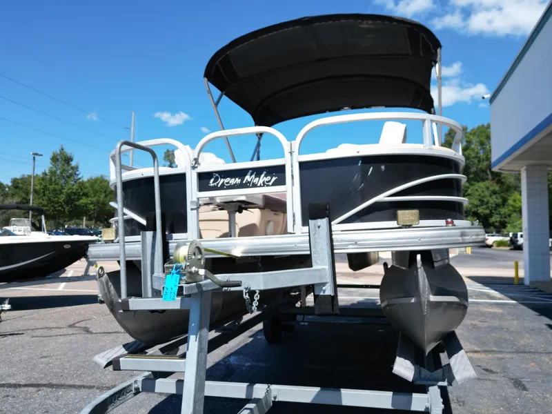 Slide: The Image of Sun Tracker FISHIN BARGE 22DLX 2018 - 18
