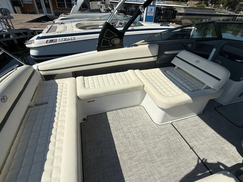 Slide: The Image of Cobalt R7 Surf 2020 - 11