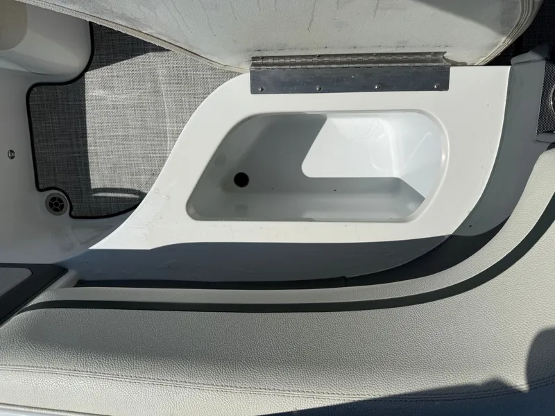 Slide: The Image of Cobalt R7 Surf 2020 - 14