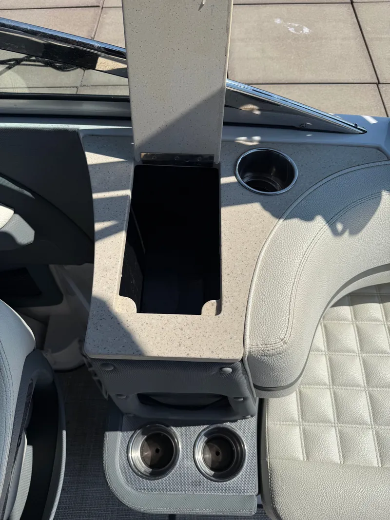 Slide: The Image of Cobalt R7 Surf 2020 - 15