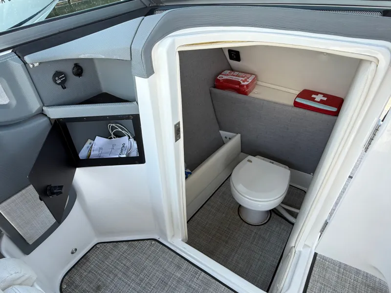 Slide: The Image of Cobalt R7 Surf 2020 - 18