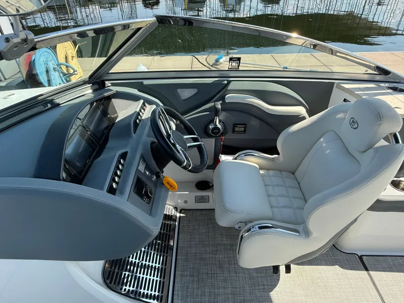 Slide: The Image of Cobalt R7 Surf 2020 - 19