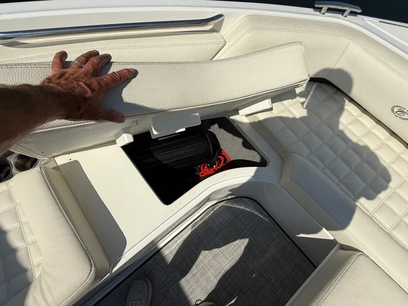 Slide: The Image of Cobalt R7 Surf 2020 - 31