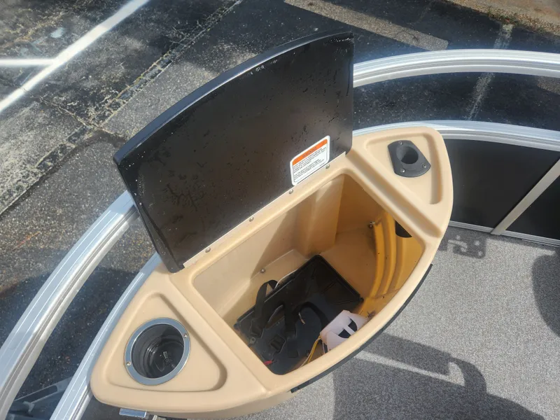 Slide: The Image of Sun Tracker FISHIN BARGE 22DLX 2018 - 24