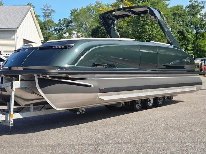 Slide: The Image of Harris Crowne 250 SL 2024 - 6