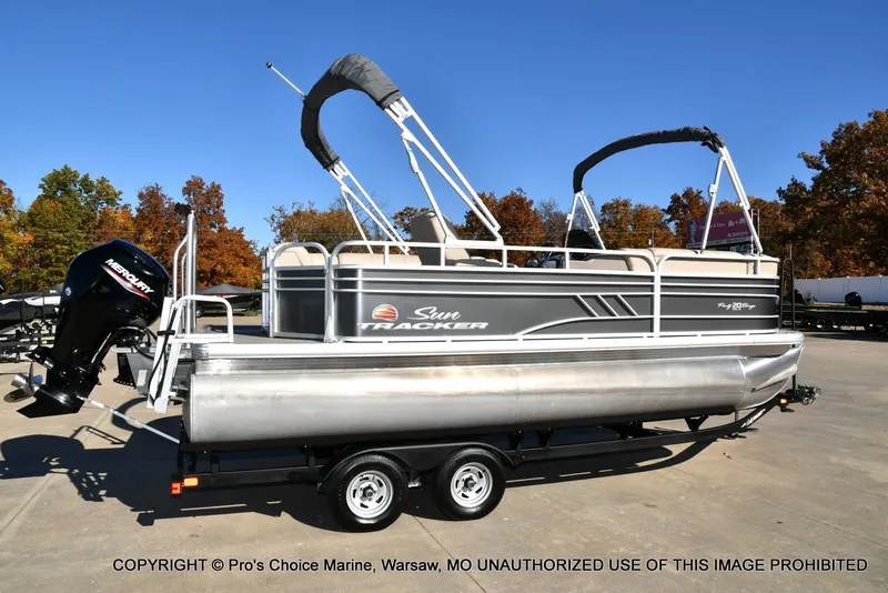 Slide: The Image of Sun Tracker Party Barge 20 DLX 2021 - 14