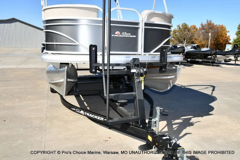 Slide: The Image of Sun Tracker Party Barge 20 DLX 2021 - 24