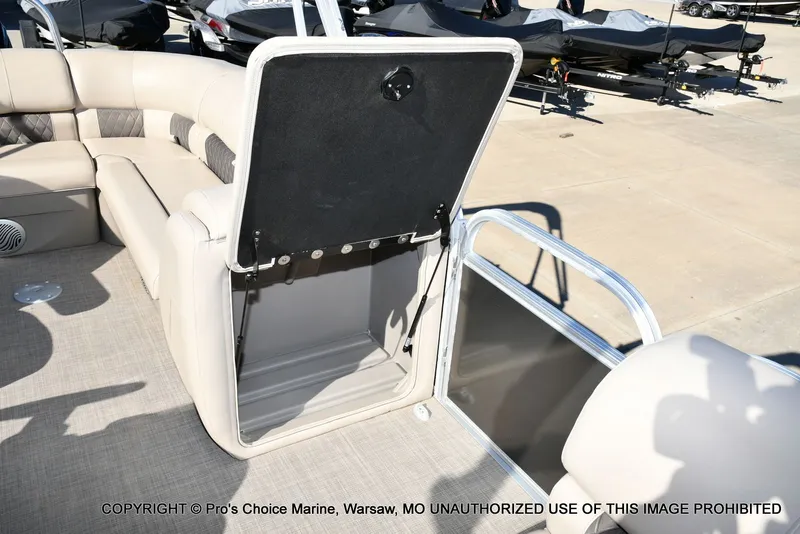 Slide: The Image of Sun Tracker Party Barge 20 DLX 2021 - 27