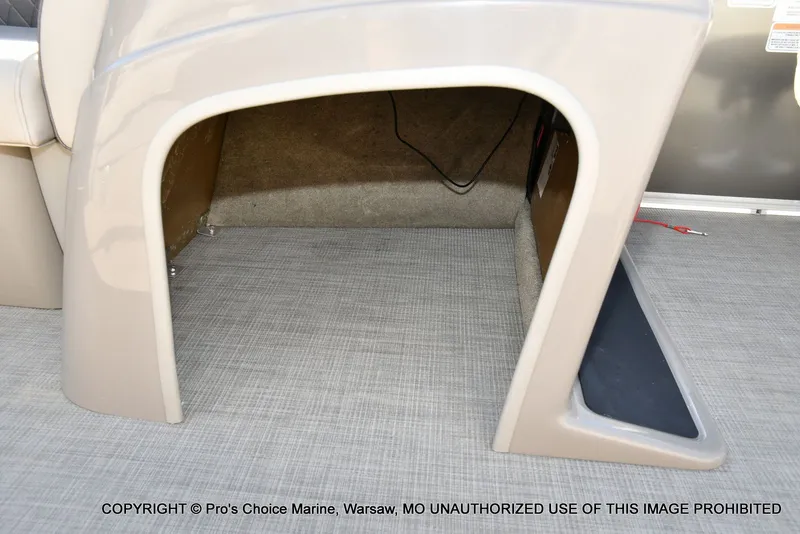 Slide: The Image of Sun Tracker Party Barge 20 DLX 2021 - 28