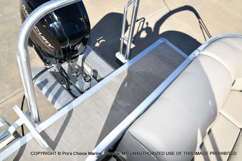 Slide: The Image of Sun Tracker Party Barge 20 DLX 2021 - 37