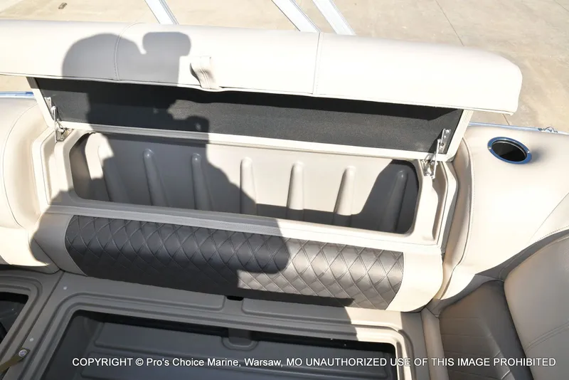 Slide: The Image of Sun Tracker Party Barge 20 DLX 2021 - 40