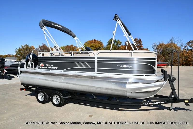 Slide: The Image of Sun Tracker Party Barge 20 DLX 2021 - 64