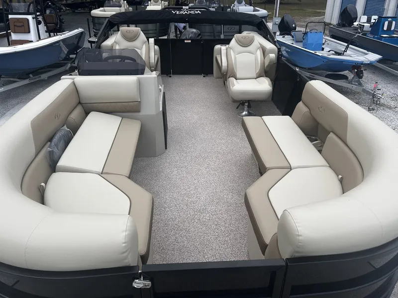 Slide: The Image of Veranda Vista View Series 20RC-TRITOON-115HP 2026 - 9