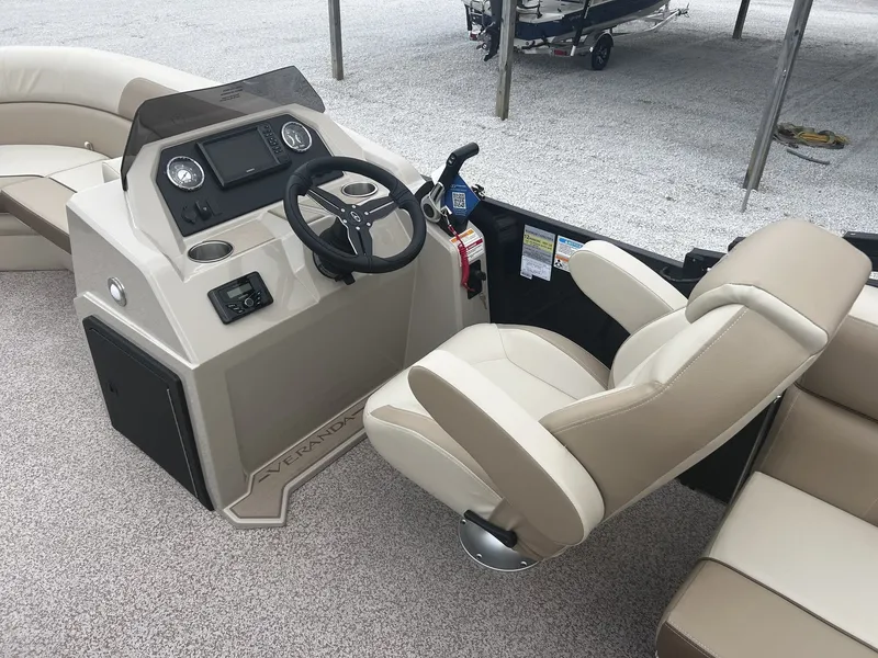 Slide: The Image of Veranda Vista View Series 20RC TRITOON 2026 - 5