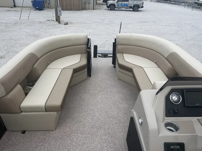 Slide: The Image of Veranda Vista View Series 20RC TRITOON 2026 - 7