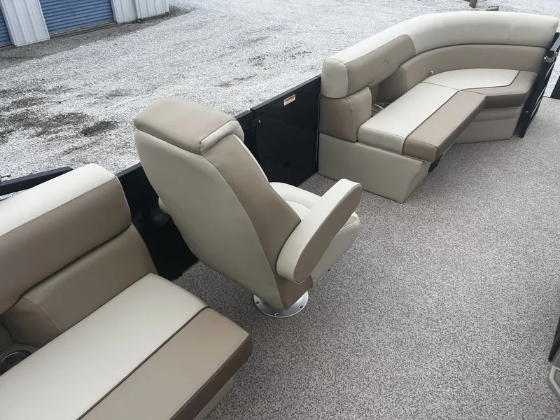 Slide: The Image of Veranda Vista View Series 20RC-TRITOON-115HP 2026 - 6