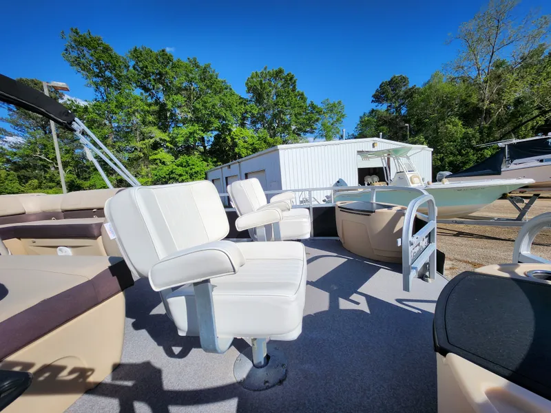 Slide: The Image of Sun Tracker FISHIN BARGE 22DLX 2018 - 12