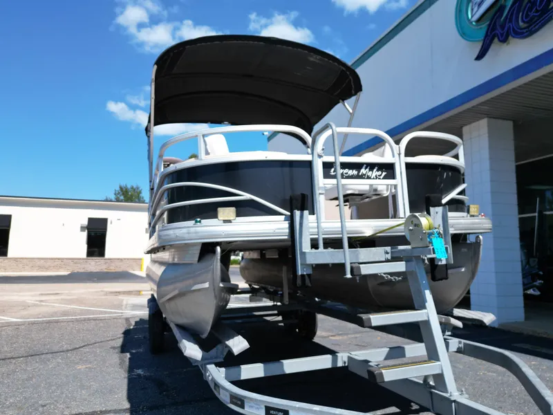 Slide: The Image of Sun Tracker FISHIN BARGE 22DLX 2018 - 17