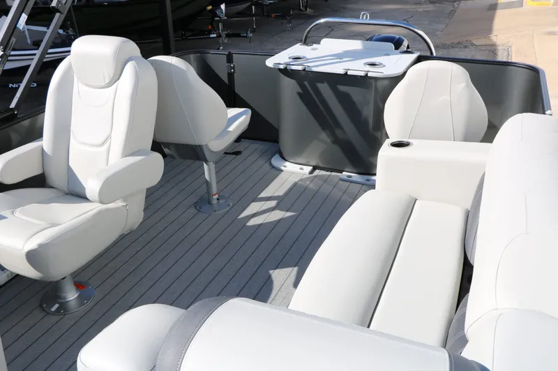 Slide: The Image of Sylvan Mirage 820 Party Fish Tri Toon 2026 - 12