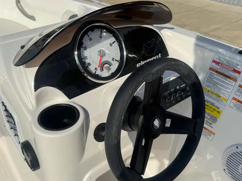 Slide: The Image of Bayliner E16LE 2025 - 14