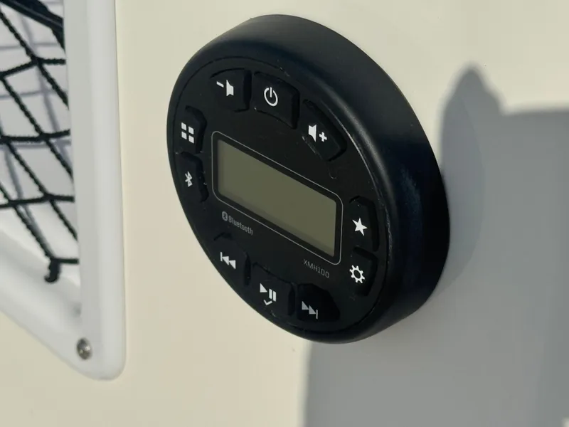 Slide: The Image of Bayliner E16LE 2025 - 15