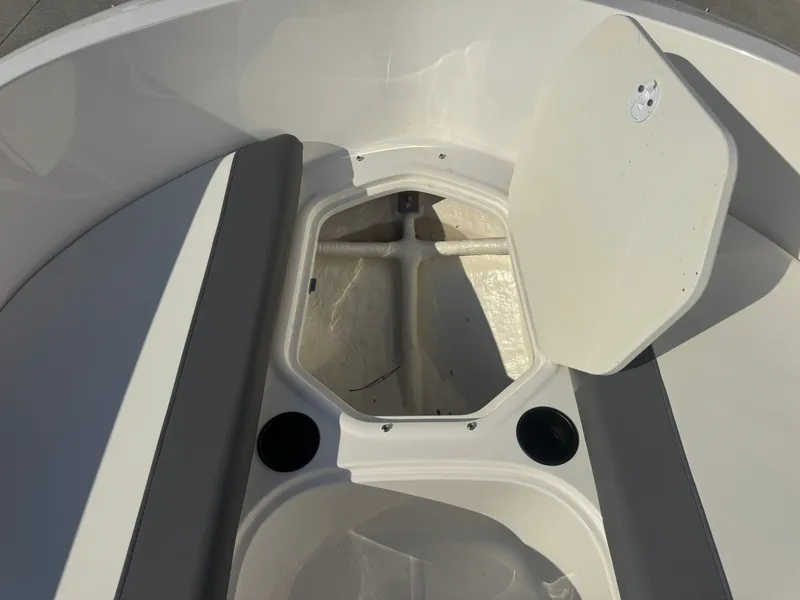 Slide: The Image of Bayliner E16LE 2025 - 17