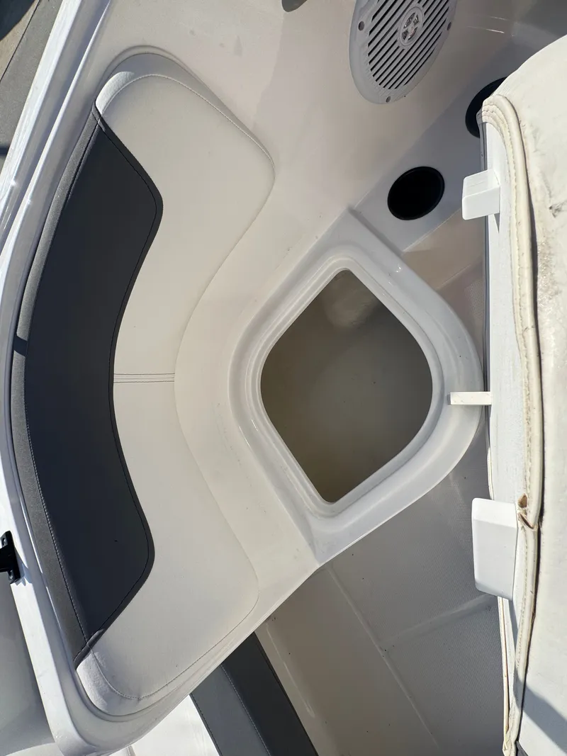 Slide: The Image of Bayliner E16LE 2025 - 19