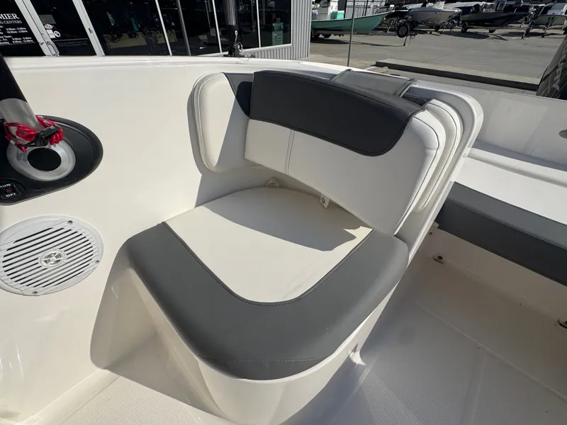 Slide: The Image of Bayliner E16LE 2025 - 20