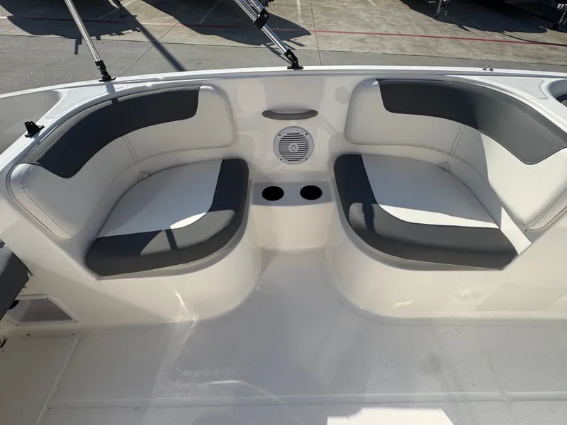 Slide: The Image of Bayliner E16LE 2025 - 23