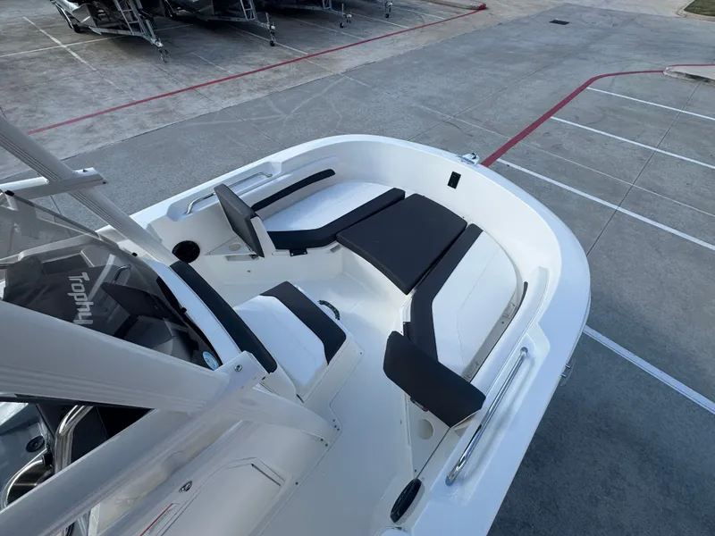 Slide: The Image of Bayliner Trophy 20CC 2026 - 32