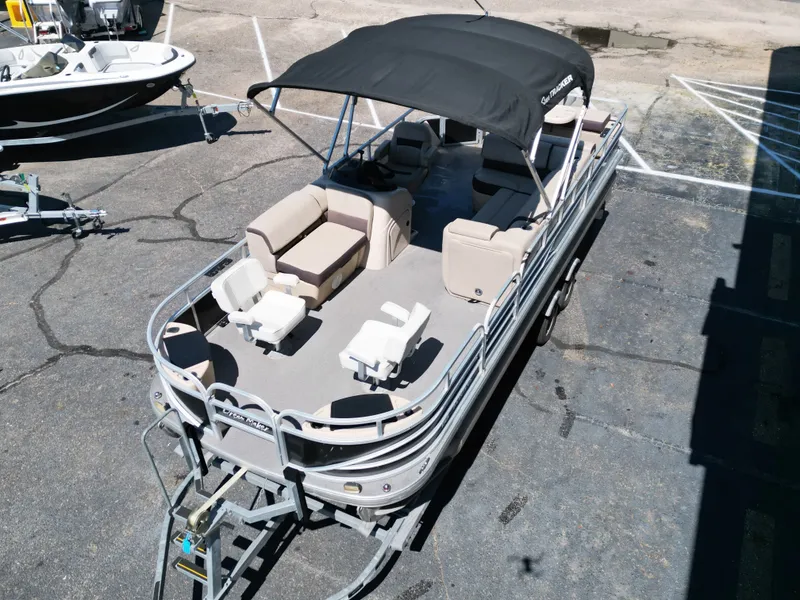 Slide: The Image of Sun Tracker FISHIN BARGE 22DLX 2018 - 14