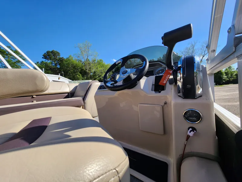 Slide: The Image of Sun Tracker FISHIN BARGE 22DLX 2018 - 20