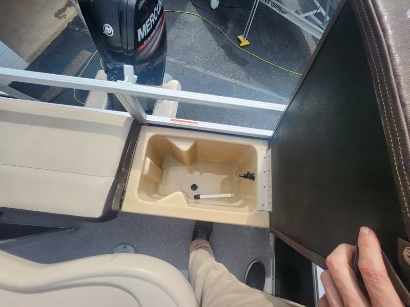 Slide: The Image of Sun Tracker FISHIN BARGE 22DLX 2018 - 22