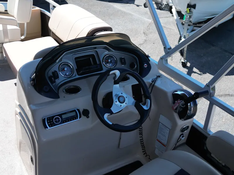 Slide: The Image of Sun Tracker FISHIN BARGE 22DLX 2018 - 27