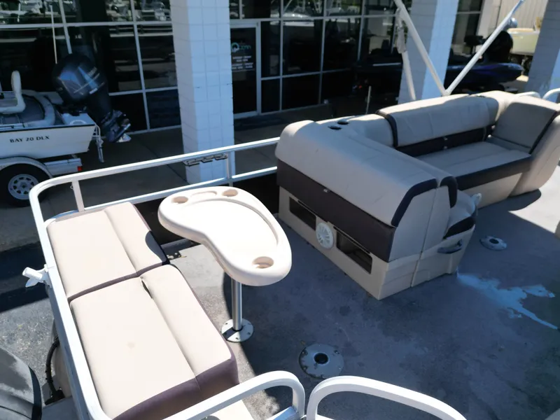 Slide: The Image of Sun Tracker FISHIN BARGE 22DLX 2018 - 28