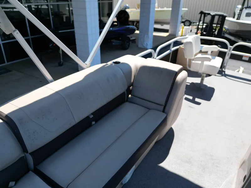 Slide: The Image of Sun Tracker FISHIN BARGE 22DLX 2018 - 8