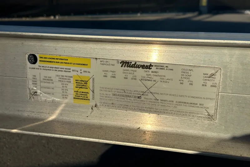 Slide: The Image of Label on a 2022 Yamaha Boats 252 FSH Sport trailer by Midwest Industries. - 123