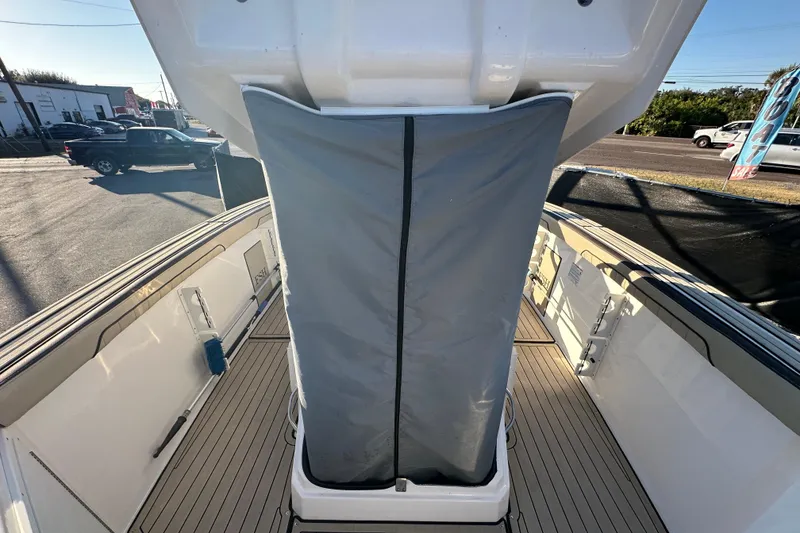 Slide: The Image of 2022 Yamaha Boats 252 FSH Sport deck view with covered console. - 85