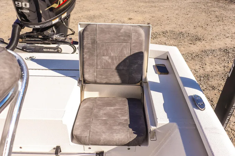 Slide: The Image of Avid 19 FS boat seat with Yamaha motor, 2023 model, on a sunny day. - 9