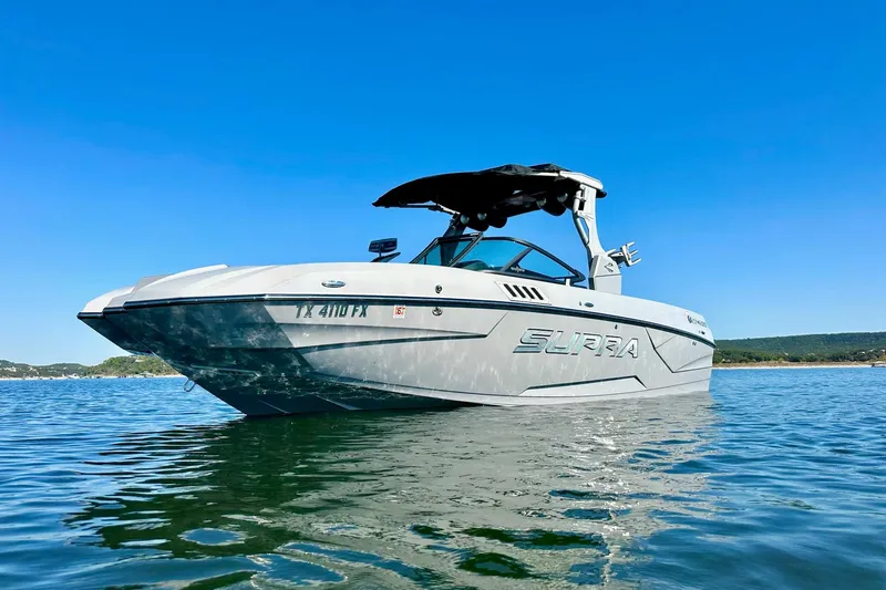 Slide: The Image of 2020 Supra SE550 boat on calm water under clear blue sky. - 6
